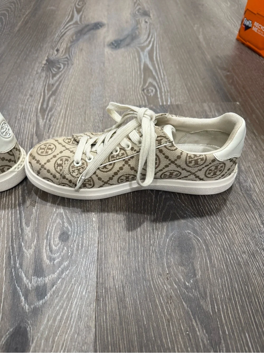 Tory Burch Howell Court Tan Logo Canvas Sneakers 6m comes with extra laces